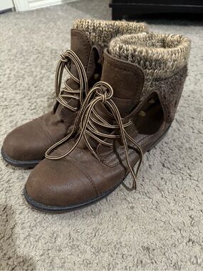 Women’s Brown Knit-Cuff Lace-Up Ankle Boots